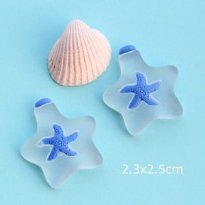 Vista macro di ciondoli a stella marina in resina bianco satinato e blu, misura 2,3x2,5cm