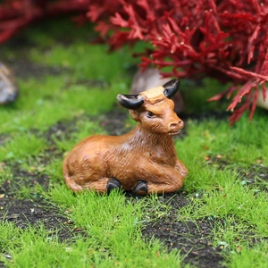 Statuina di toro marrone in miniatura per decorazioni di micro paesaggi e vasi