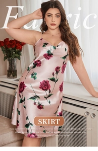 Détail du tissu satiné soyeux avec imprimé floral de roses rouges sur une robe à bretelles rose