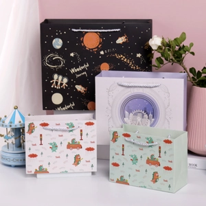 Cartoon Geschenk Papiertüten Mit Henkeln Für Geburtstagsparty Verpackung Weißer Karton Süße Dinosaurier Weltraum Riesenrad