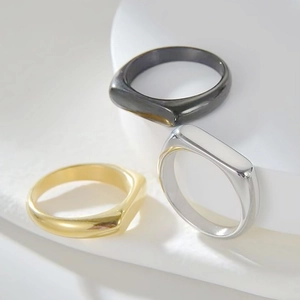 Nahaufnahme von minimalistischen 5mm Titanstahlringen in Gold Silber und Schwarz