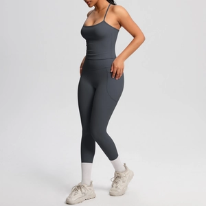 Gros plan sur le legging de yoga taille haute avec poches et débardeur ajusté