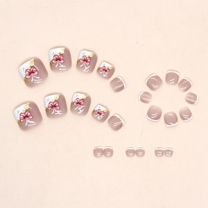 Faux ongles d'orteils blancs avec motifs de papillons roses et détails en feuille d'or
