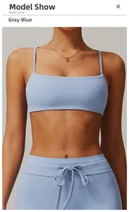 Detailaufnahme des graublauen Sport-BHs mit schmalen Trägern und dehnbarem Stoff