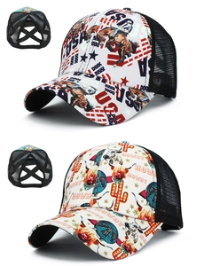 Détail des bandes croisées pour queue de cheval et imprimés western sur casquettes mesh