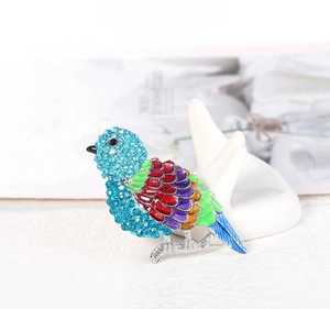 Dettaglio della spilla a forma di uccello in smalto colorato con strass blu su lega d'argento