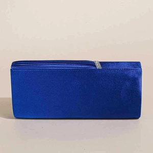 Dettaglio della pochette in raso blu a pieghe con fascia di strass per eventi nuziali