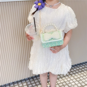 Sac à main enfant en tweed vert avec grand nœud en perles et poignée perle élégante