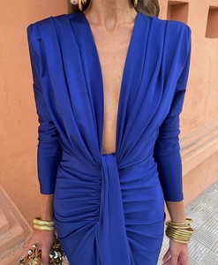 Détail de la robe en satin bleu roi avec décolleté en V profond et taille froncée