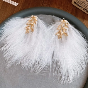 Eleganti orecchini pendenti con piume bianche, dettaglio ramo dorato e perle da donna