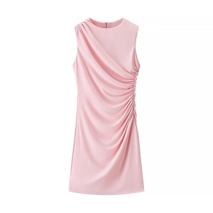 Vue détaillée d'une robe rose sans manches avec fronces latérales et tissu satiné
