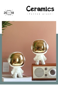 Nahaufnahme der minimalistischen Astronautenfigur aus Keramik mit goldenem Visier