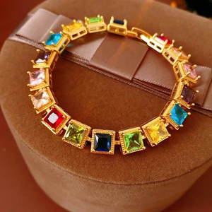 Détail macro du bracelet vintage doré avec pierres de zircone carrées colorées