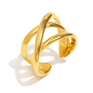 Bague ouverte multicouche croisée en acier inoxydable plaqué or 18 carats sur blanc