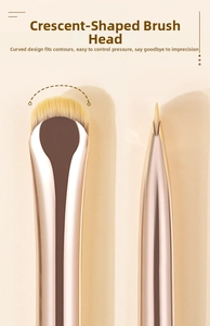 Vue macro du pinceau maquillage ultra-fin en demi-lune pour un trait d'eye-liner précis