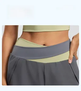 Détail du short de yoga taille haute avec tissu gris doux et hautement élastique