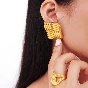 Set minimalista di orecchini quadrati e anello a nodo placcati in oro 18 carati da donna