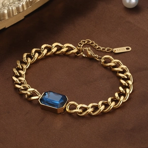 Détail du bracelet gourmette plaqué or 18K avec cristal rectangulaire bleu profond