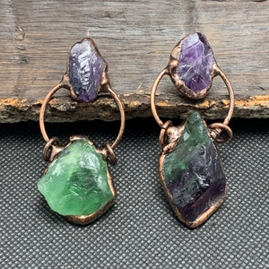 Detalle de pendientes vintage de cobre con amatista y fluorita natural sobre madera