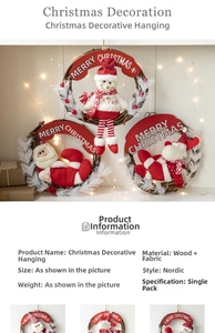 Détail d'une couronne de Noël en bois nordique avec figurines de Père Noël en tissu