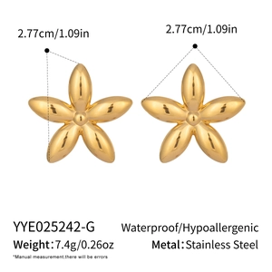 Dimensions détaillées des boucles d'oreilles fleur dorées avec poids et taille