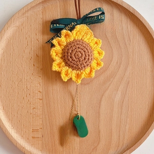 Pendentif tournesol fait main au crochet avec ruban et charmes de chance
