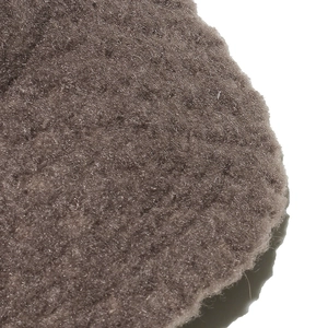 Gros plan sur le tissu en laine d'agneau marron avec une texture épaisse et moelleuse