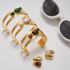 Set di gioielli quadrifoglio in oro con bracciali e anelli in malachite, perla e occhio di tigre