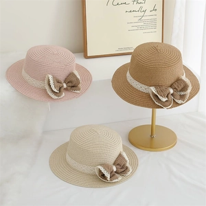 Chapeaux de paille enfant avec dentelle et nœud en rose et beige pour le soleil d'été