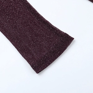 Dettaglio macro del tessuto a maglia glitter viola scuro con riflessi brillanti fini