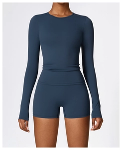 Détail de l'ensemble de yoga bleu marine avec short taille haute et haut à manches longues