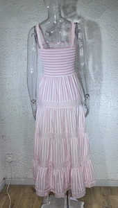 Détail de la robe d'été rayée rose et blanc avec couches de jupe à volants