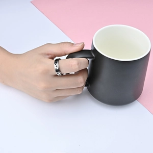 Anillo giratorio de acero inoxidable con huellas de perro para hombre y mujer en rosa
