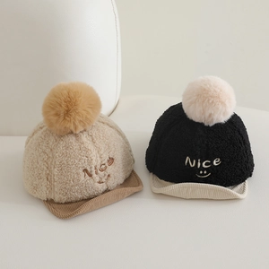Détail de casquettes bébé chaudes avec broderie et texture douce en fausse fourrure