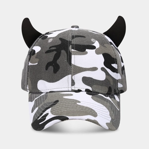 Dettaglio cappello baseball mimetico con corna 3D e tessuto in twill di cotone di alta qualità
