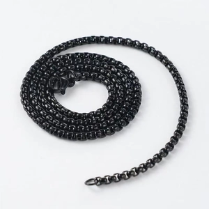 Collier chaîne box en acier inoxydable noir 3,0 mm avec fermoir mousqueton sur fond blanc