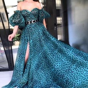 Maxikleid mit grünem Leopardenmuster, schulterfrei, Puffärmeln und schwarzem Gürtel