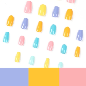 Unghie finte colorate a forma di bara in tonalità pastello rosa, giallo, viola e menta