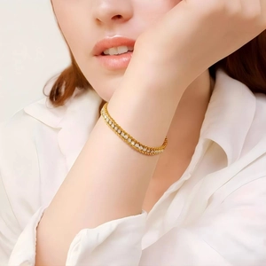 Bracelet élégant en acier inoxydable doré avec zircons blancs porté par un mannequin