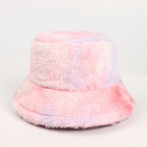 Dettaglio della trama in ecopelliccia tie-dye rosa e viola su un morbido cappello a secchiello