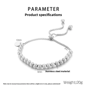Vue détaillée du bracelet en perles d'acier inoxydable réglable avec un charm rond de 10mm
