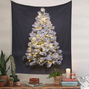 Dettaglio dell'albero di Natale innevato con luci LED bianco caldo e supporto in metallo