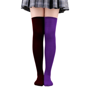 Gros plan de chaussettes hautes bicolores bordeaux et violettes en maille tricotée