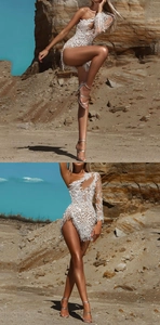 Détail d'une robe blanche à paillettes avec franges scintillantes et broderie perlée