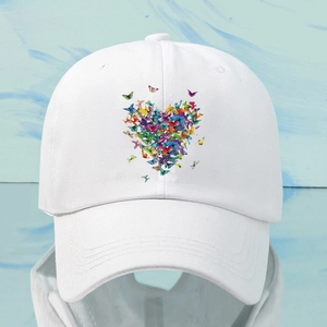 Dettaglio della stampa a cuore con farfalle multicolori su un cappello bianco da baseball