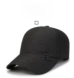 Détail d'une casquette de baseball en tricot foncé avec étiquette sportive et texture