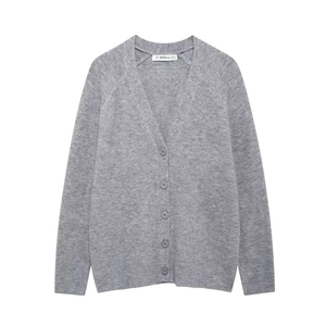 Detailansicht der grauen Strickjacke mit V-Ausschnitt, Knöpfen und gerippten Bündchen