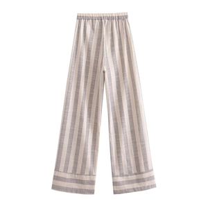 Détail du pantalon large à rayures verticales grises avec taille élastique confortable
