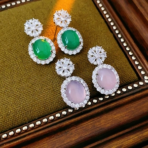 Gros plan détaillé de boucles d'oreilles fleurs vintage avec pierres de calcédoine