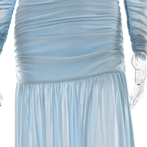 Vue détaillée du tissu froncé bleu clair et de la texture de taille d'une robe longue chic